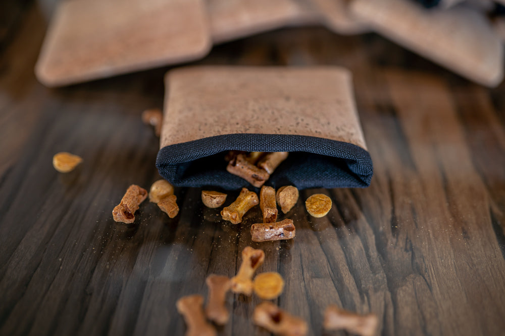 Leckerli Einstecktasche aus Korkleder (vegan) natur