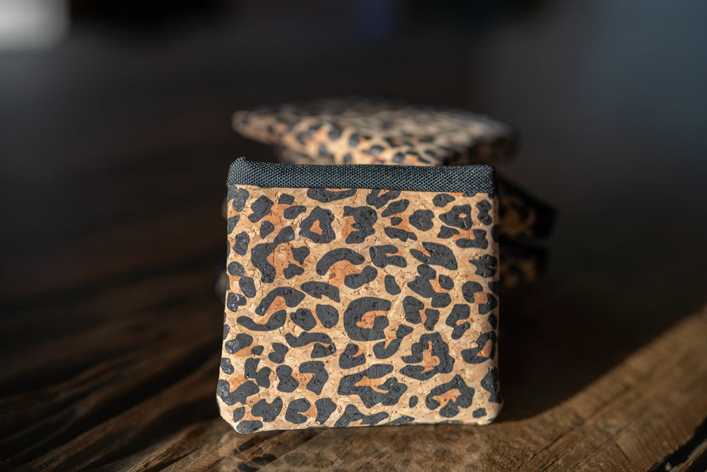 Leckerli Einstecktasche aus Korkleder (vegan) Leopardenmuster