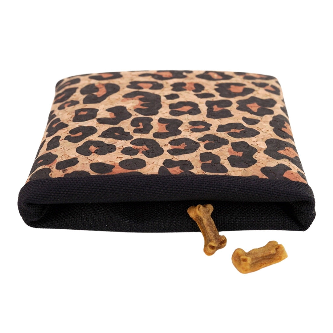 Leckerli Einstecktasche aus Korkleder (vegan) Leopardenmuster