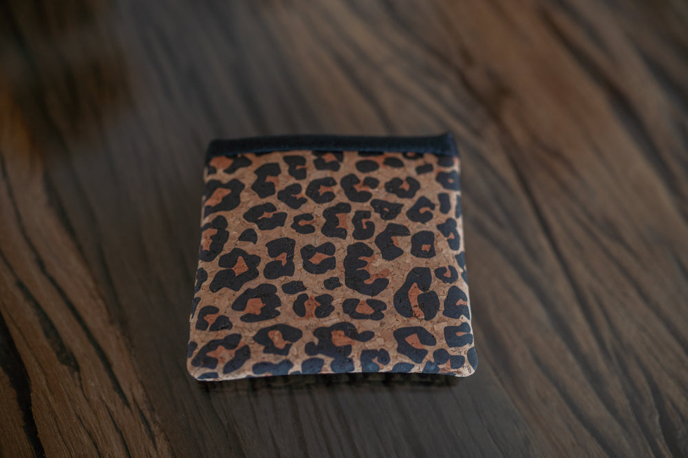 Leckerli Einstecktasche aus Korkleder (vegan) Leopardenmuster