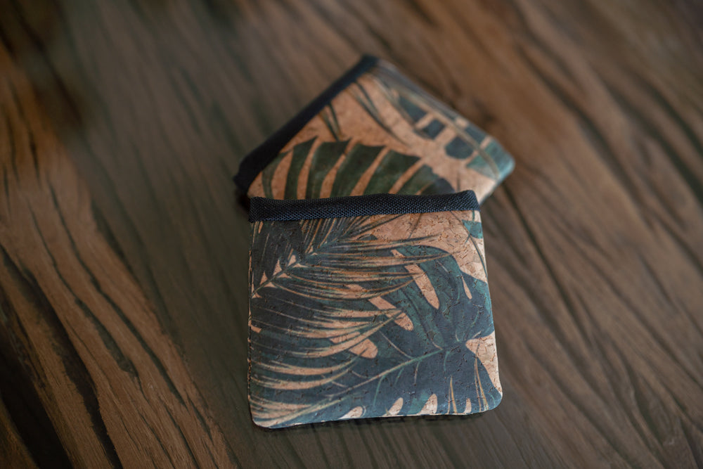 Leckerli Einstecktasche aus Korkleder (vegan) Blättermotiv